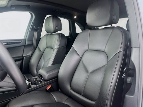 Certified 2025 Porsche Macan image 4