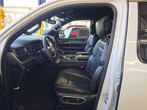 Used 2024 Jeep Wagoneer L Series II w/ Flexible Seating Group AWD/4WD image 5
