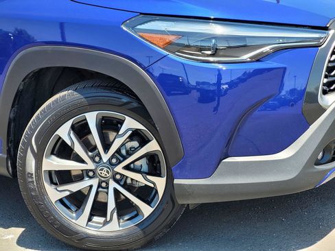 Used 2025 Toyota Corolla Cross XLE FWD image 5