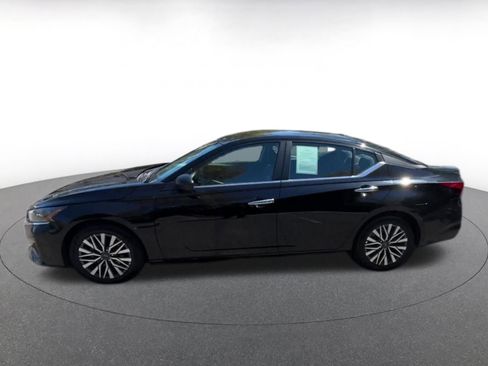 Used 2025 Nissan Altima 2.5 SV image 9