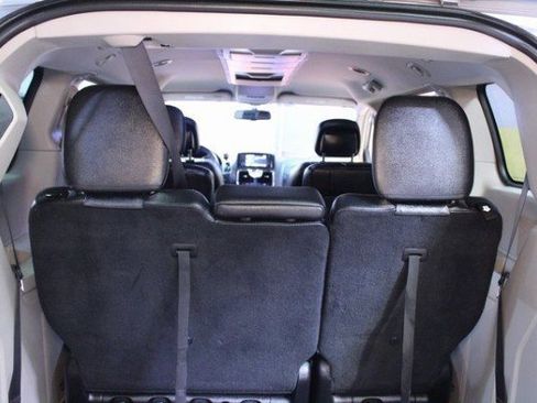 Used 2016 Chrysler Town & Country Touring image 16
