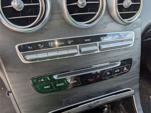 Used 2018 Mercedes-Benz GLC 300 4MATIC w/ Multimedia Package image 18