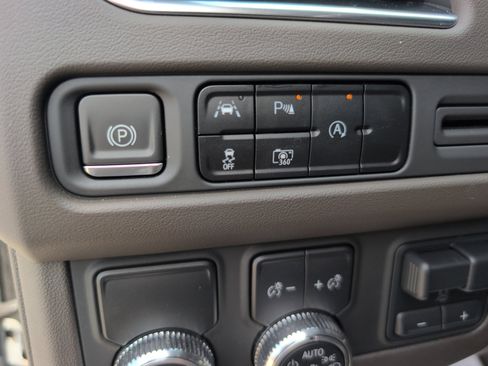 Used 2023 GMC Yukon XL SLT w/ SLT Luxury Package image 24