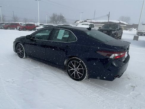 Used 2021 Toyota Camry SE w/ Cold Weather Package image 6