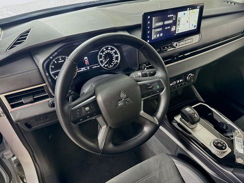Used 2025 Mitsubishi Outlander SE image 24