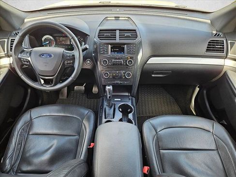 Used 2017 Ford Explorer XLT image 16