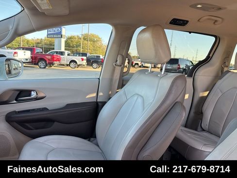 Used 2017 Chrysler Pacifica Touring-L image 40