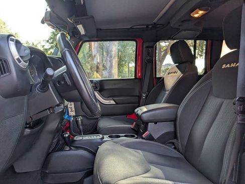 Used 2015 Jeep Wrangler Unlimited Sahara w/ Connectivity Group AWD/4WD image 13