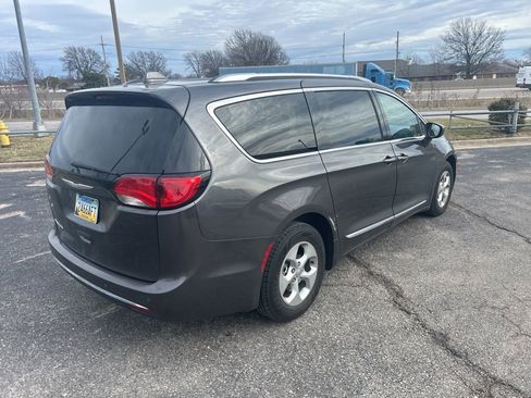 Used 2017 Chrysler Pacifica Touring-L Plus image 6