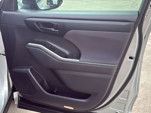 Used 2023 Toyota Highlander L image 32