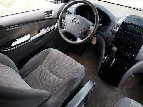 Used 2010 Toyota Sienna CE FWD image 20
