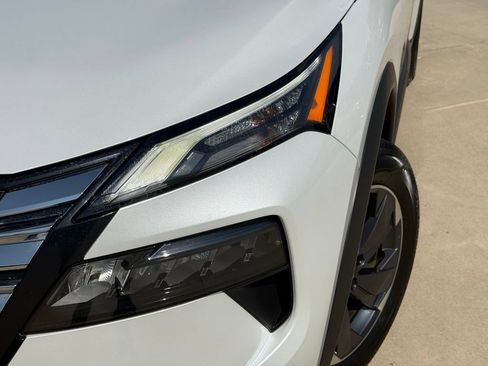 Used 2024 Nissan Rogue SV FWD image 2