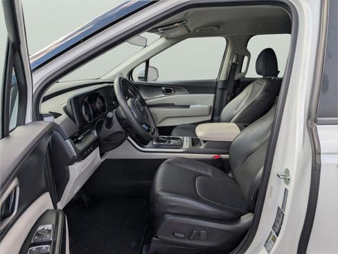 Certified 2024 Kia Carnival LX image 28