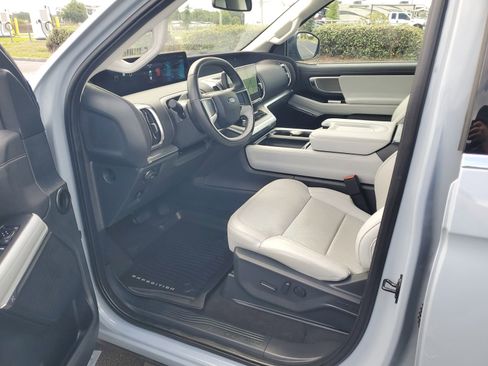 Used 2025 Ford Expedition Platinum AWD/4WD image 18
