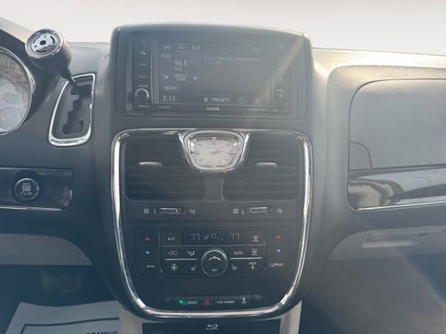 Used 2014 Chrysler Town & Country Limited w/ Luxury Group image 11