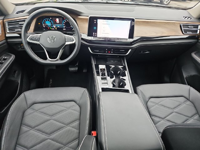 Used 2024 Volkswagen Atlas SE AWD/4WD image 7