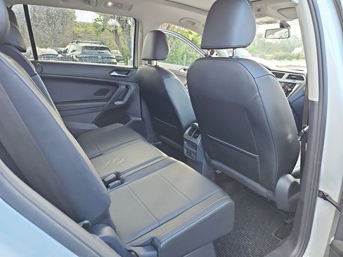 Used 2018 Volkswagen Tiguan SE w/ Panoramic Sunroof Package image 14