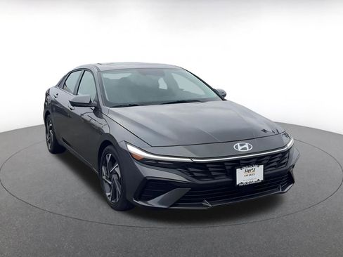 Used 2025 Hyundai Elantra SEL image 3