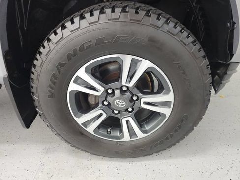 Used 2016 Toyota Tacoma TRD Sport w/ Towing Package AWD/4WD image 8