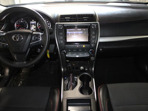 Used 2017 Toyota Camry SE image 12