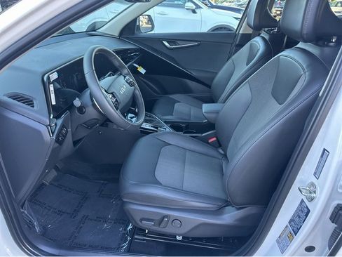 Certified 2025 Kia Niro EX image 14