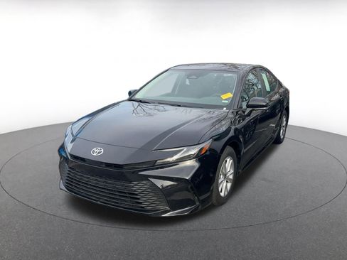 Used 2025 Toyota Camry LE image 4