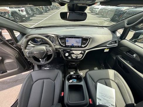 New 2025 Chrysler Pacifica Select image 11