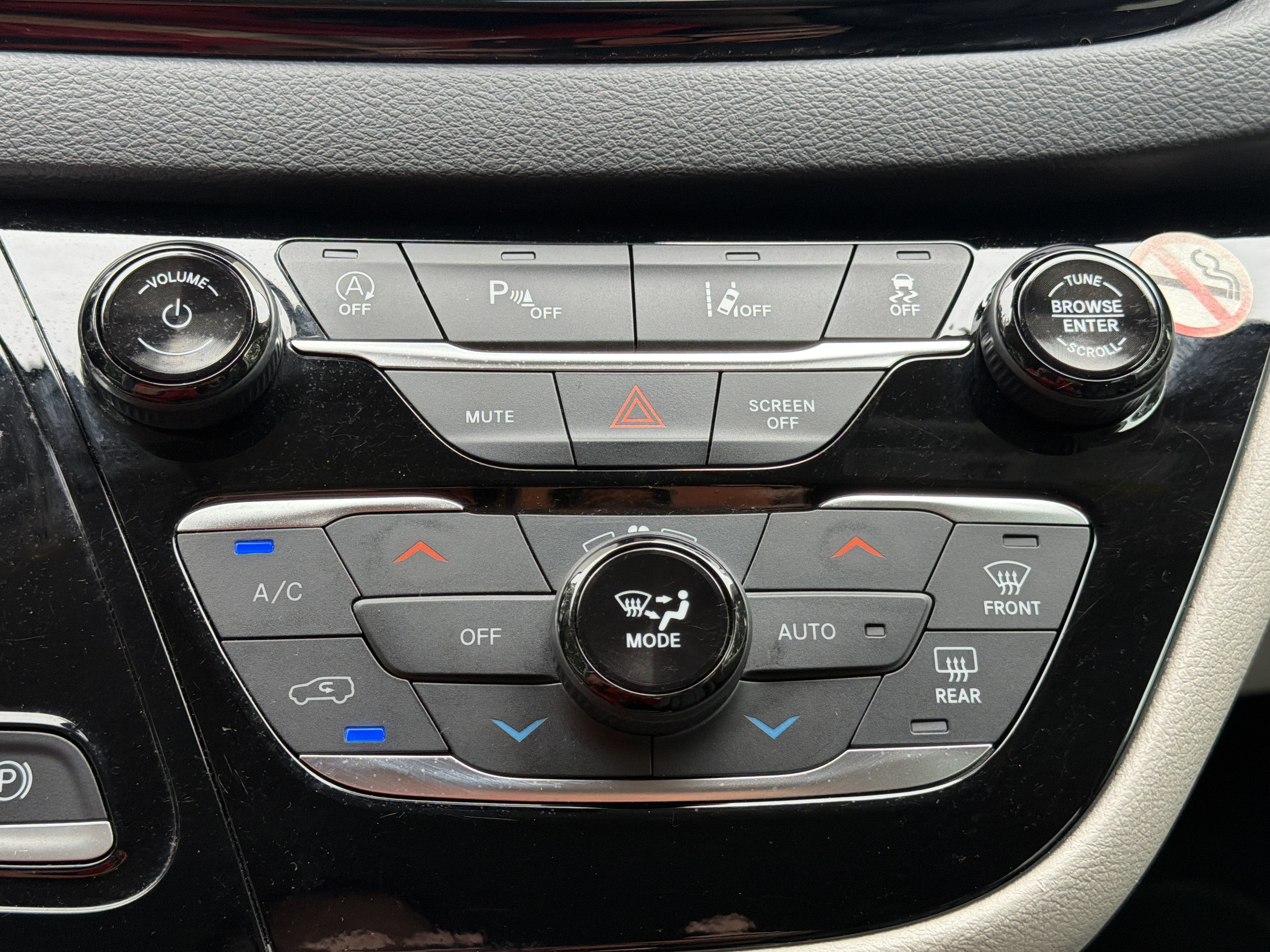 Used 2024 Chrysler Pacifica Touring-L FWD image 7