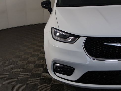 Used 2024 Chrysler Pacifica Touring-L image 15