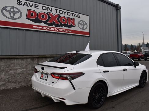 Certified 2022 Toyota Camry SE image 6