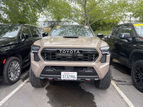 Used 2025 Toyota Tacoma TRD Pro image 2