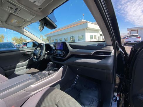 Used 2025 Toyota Highlander LE image 37