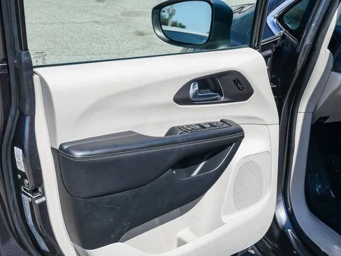 Used 2023 Chrysler Pacifica Touring-L FWD image 26