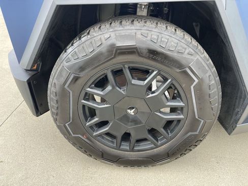 Used 2024 Tesla Cybertruck AWD Crew Cab image 2