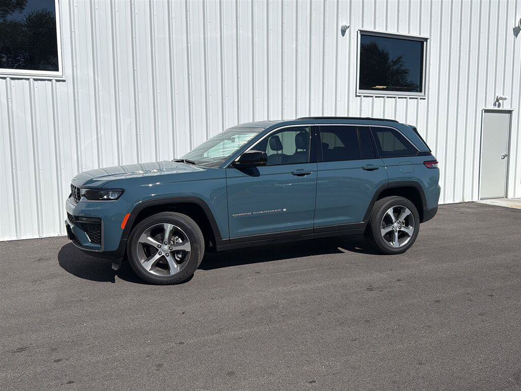 Used 2026 Jeep Grand Cherokee Limited AWD/4WD image 2