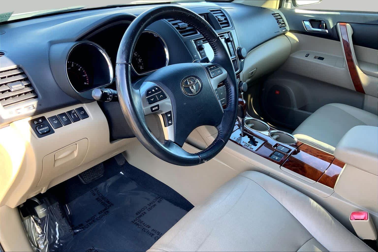 Used 2013 Toyota Highlander Limited AWD/4WD image 17