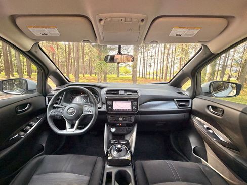 Used 2018 Nissan Leaf SV FWD image 2