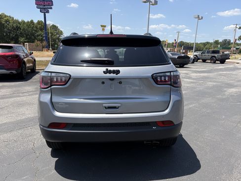 Used 2021 Jeep Compass Latitude FWD image 6