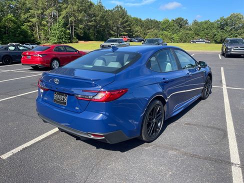 Used 2025 Toyota Camry SE w/ Convenience Package FWD image 17