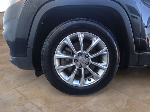 Used 2020 Jeep Cherokee Latitude Plus image 26