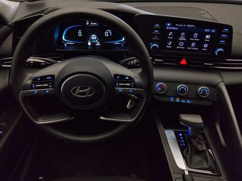 Used 2025 Hyundai Elantra SE FWD image 22