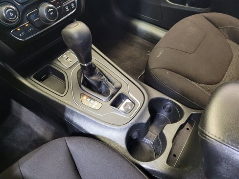 Used 2019 Jeep Cherokee Latitude w/ Popular Appearance Group FWD image 26