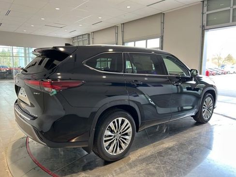 New 2026 Toyota Highlander Platinum AWD/4WD image 7
