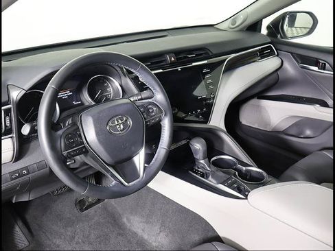 Used 2018 Toyota Camry XLE FWD image 6