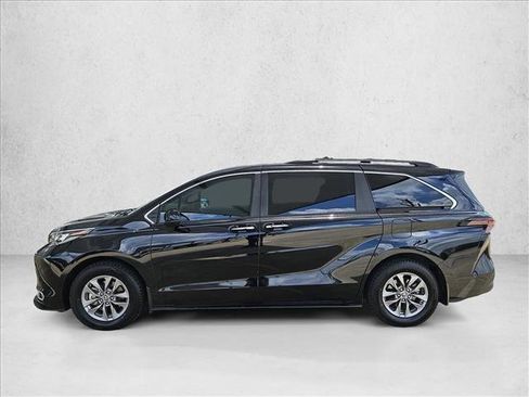 Used 2024 Toyota Sienna XLE FWD image 8