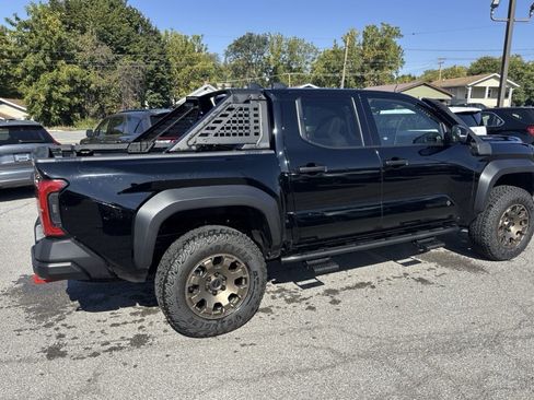 Used 2025 Toyota Tacoma Trailhunter image 2