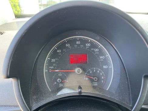 Used 2009 Volkswagen Beetle Coupe FWD image 12