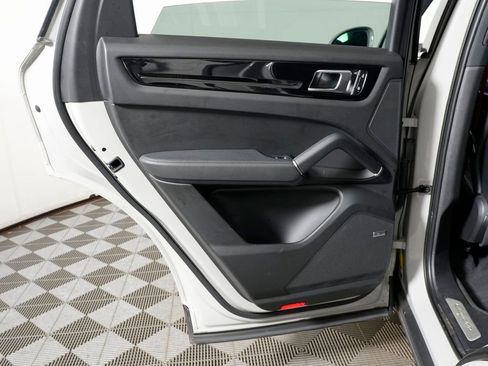 Used 2022 Porsche Cayenne E-Hybrid image 32