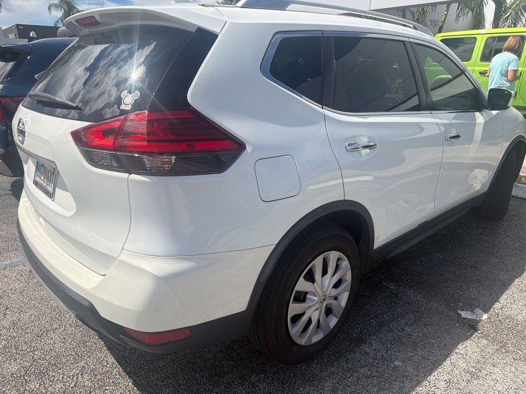 Used 2017 Nissan Rogue S w/ S Appearance Package FWD image 4