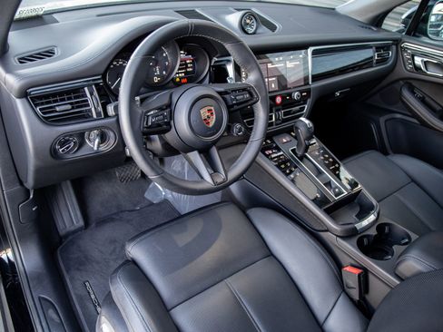 Certified 2026 Porsche Macan AWD/4WD image 4
